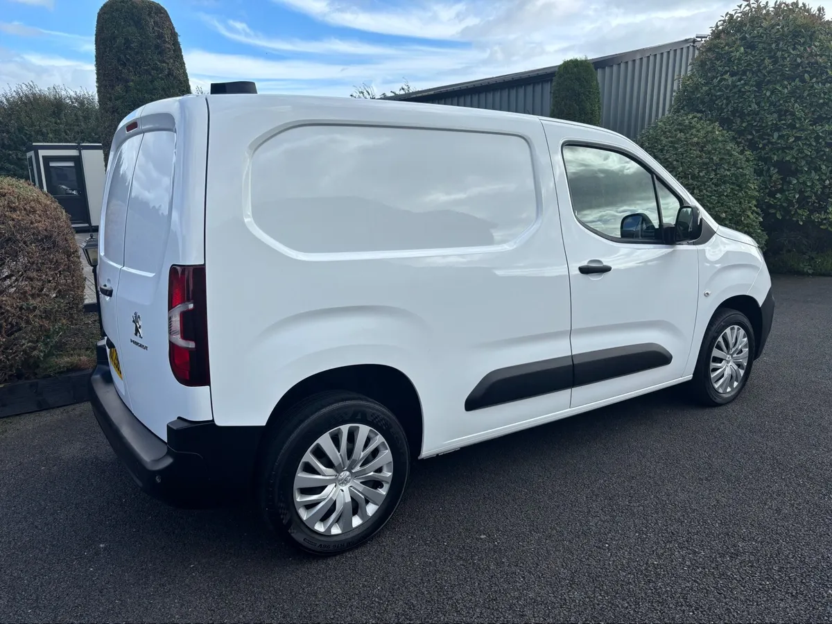 2022 Peugeot Partner Pro Premium - Image 2