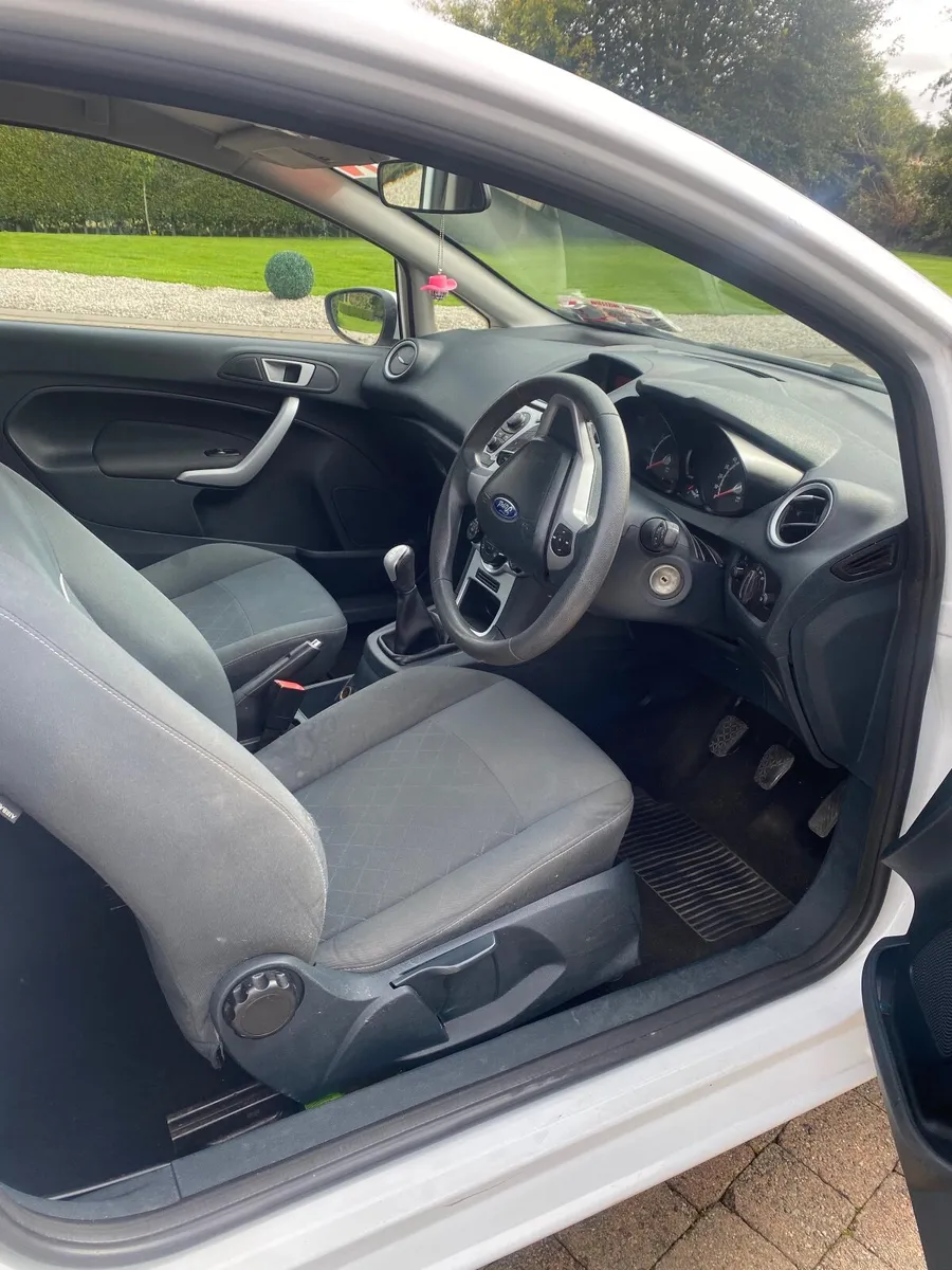 Ford Fiesta 2012 - Image 2