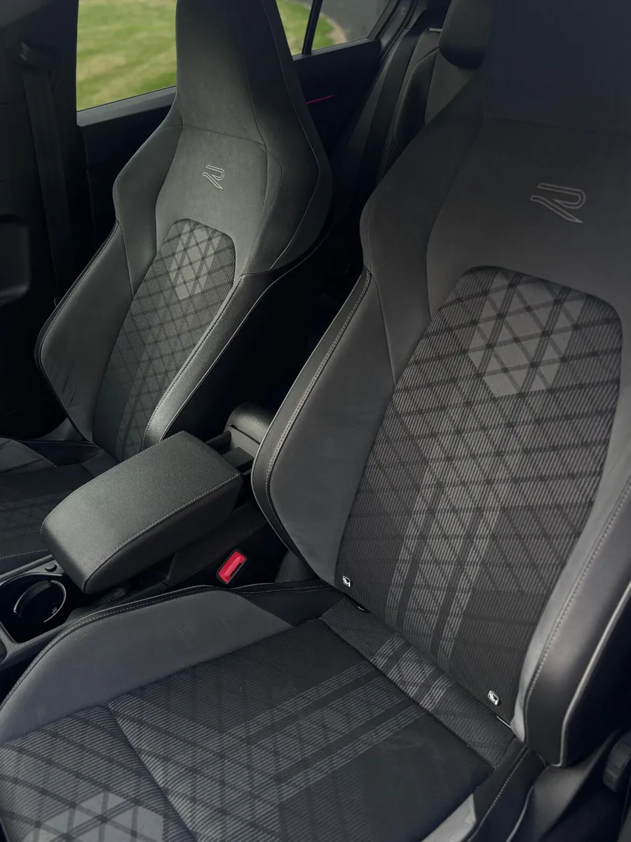 212 Volkswagen Golf 2.0 TDI R LINE 150 HP - Image 4
