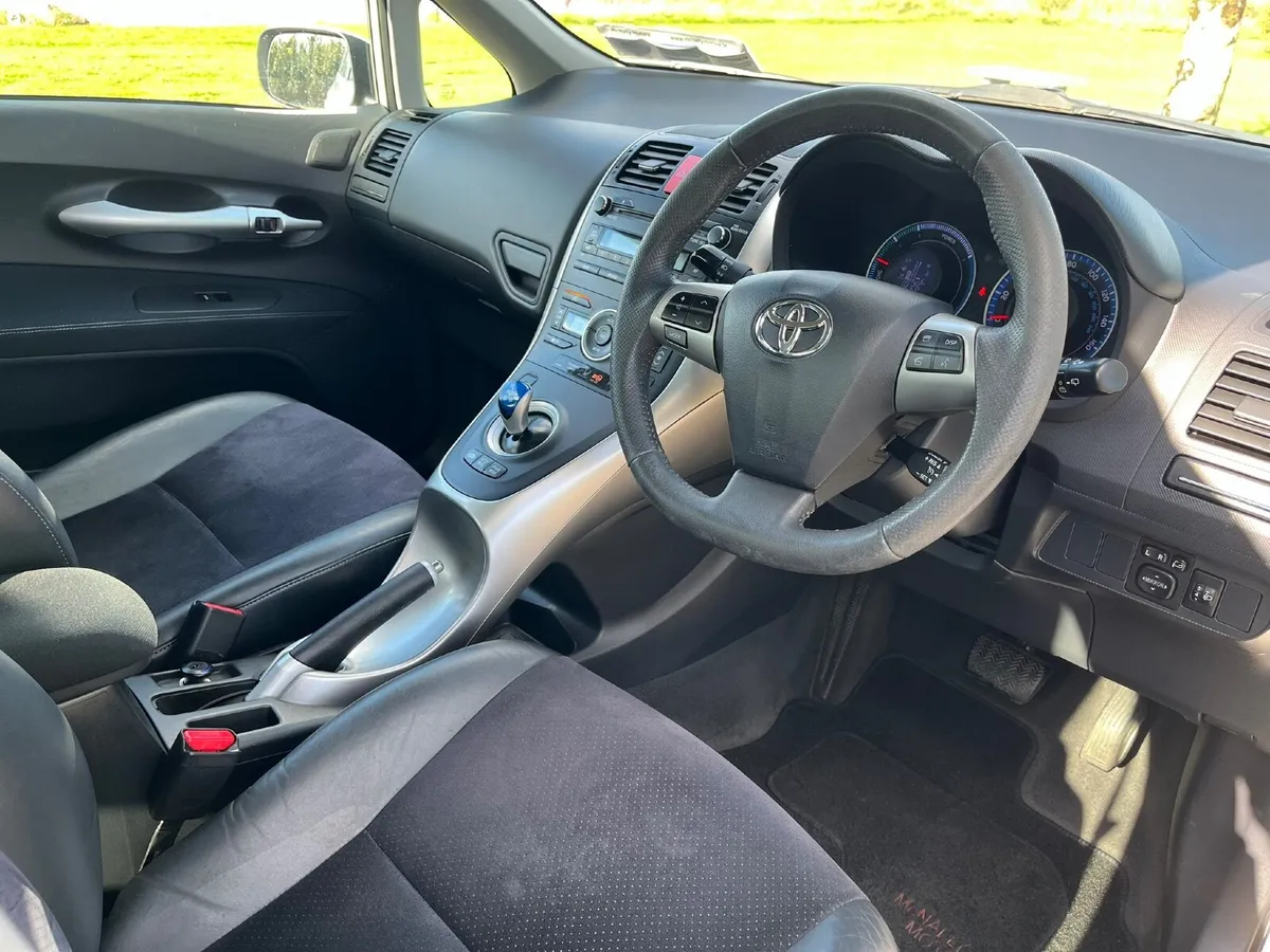 Toyota Auris 2011 - Image 2