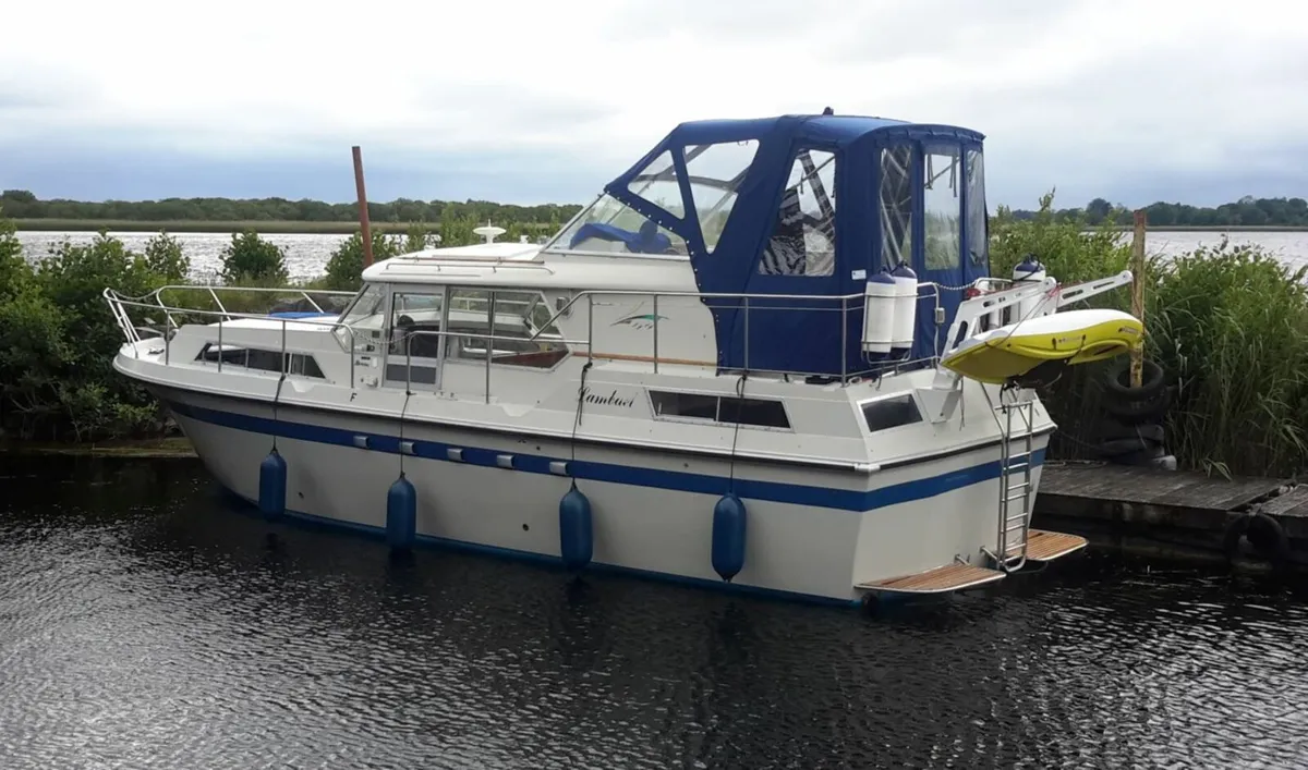 Motor boat Broom European 35. Aft cabin cruiser - Image 1