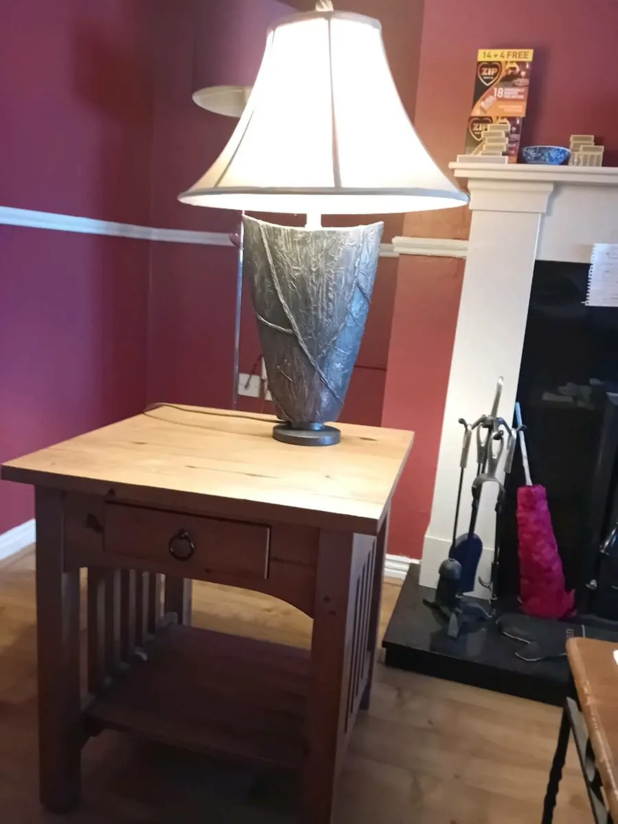 Hall table and table lamp - Image 2