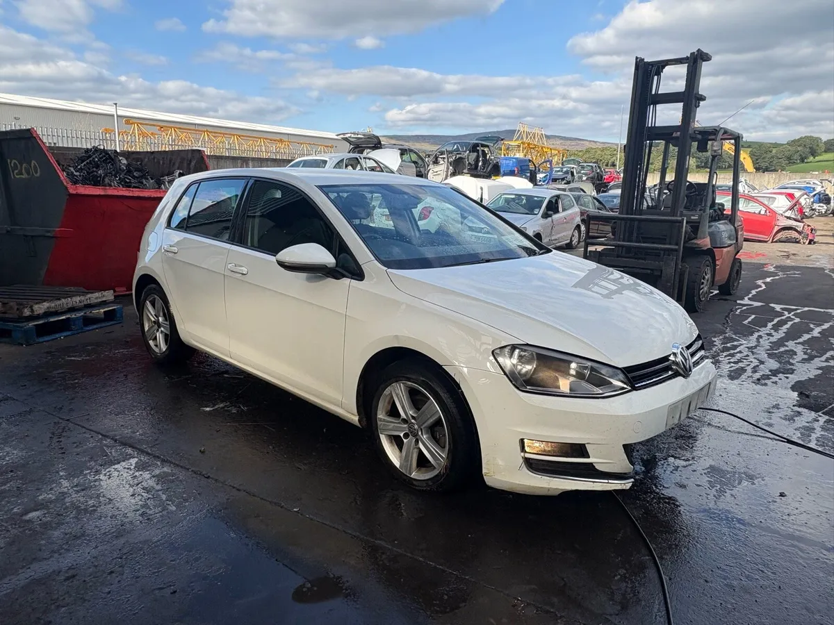 BREAKING PARTS 2014 VW GOLF MK7 1.6 TDI WHITE CLHA - Image 1