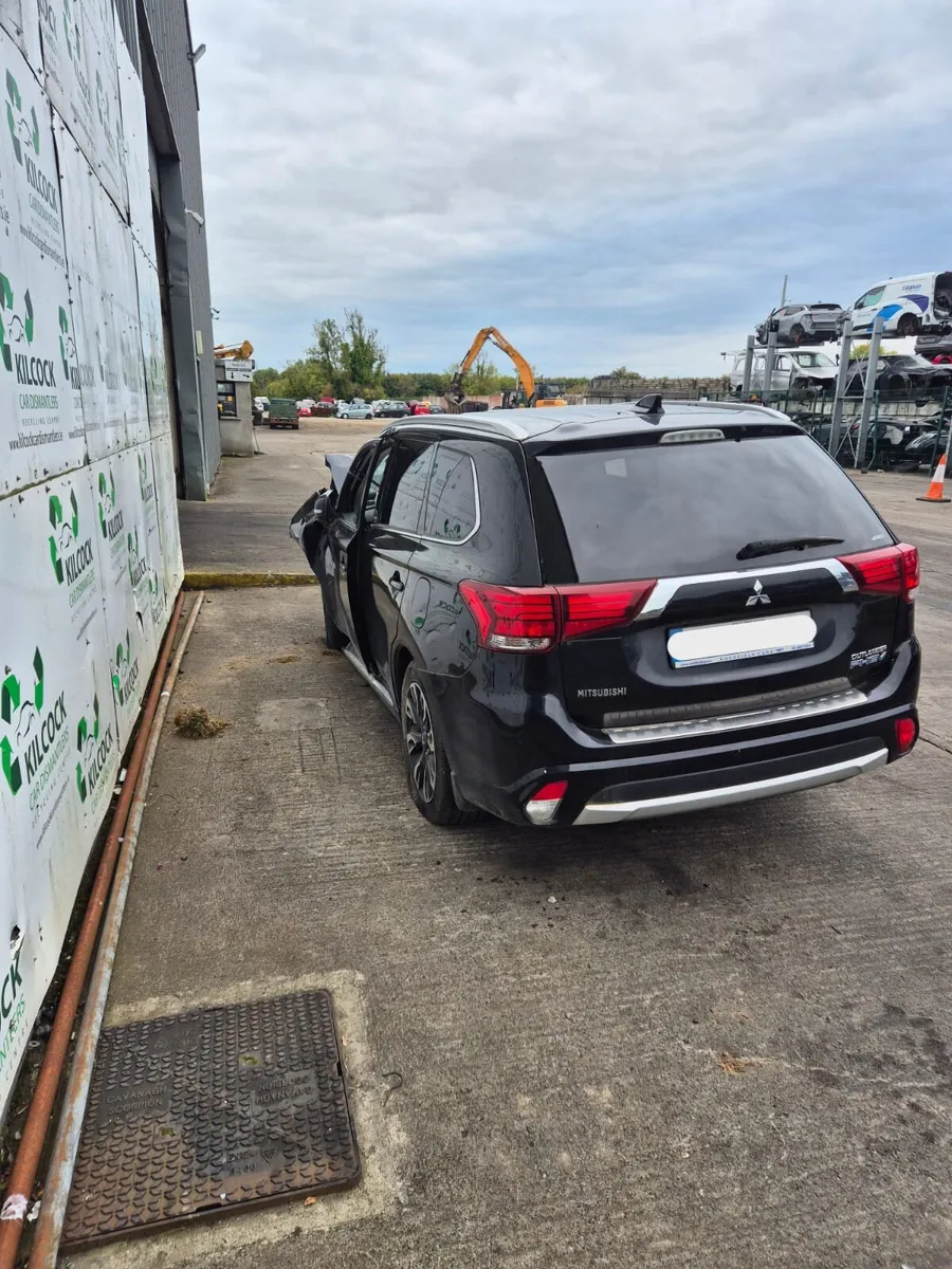 2017 Mitsubishi Outlander - Image 2