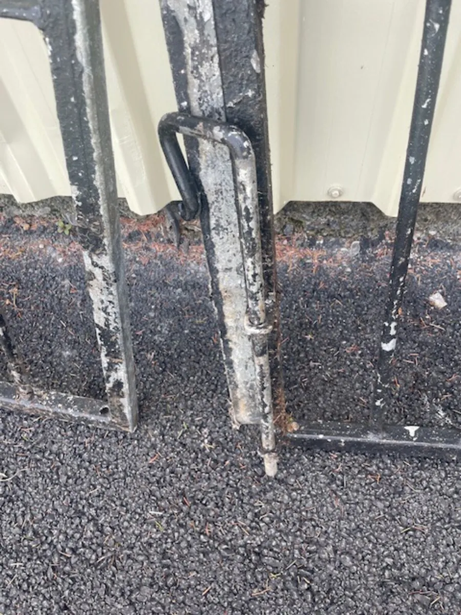 Pair of heavy duty galvanised iron gates - Image 3