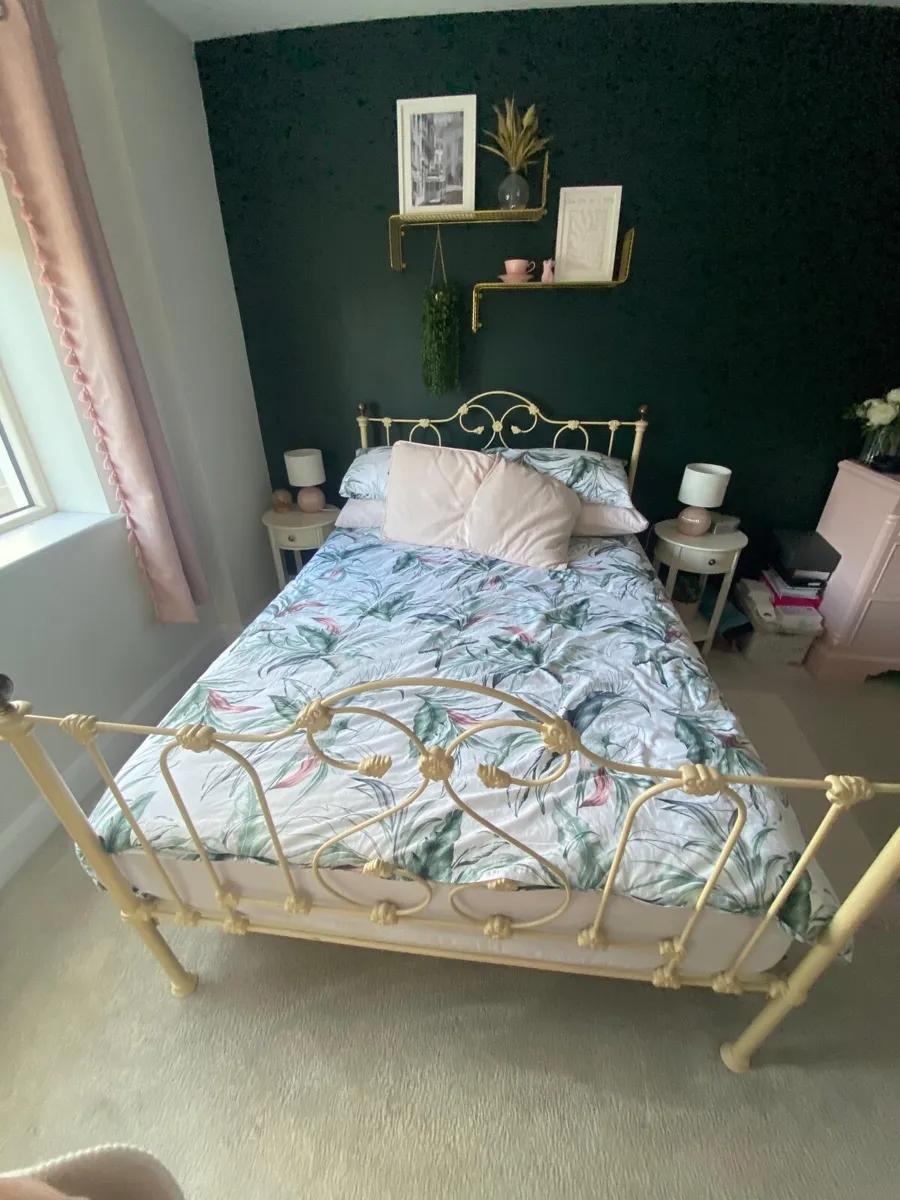 Vintage style Bed frame - Image 1