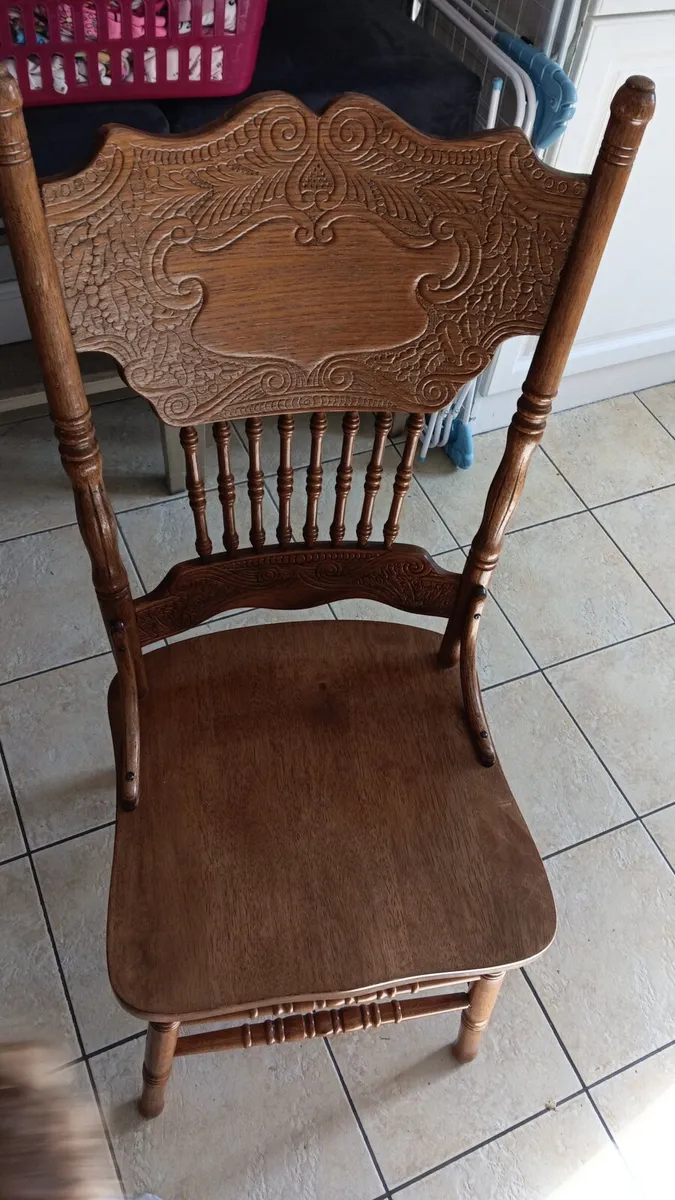 Table and chairs - Image 2
