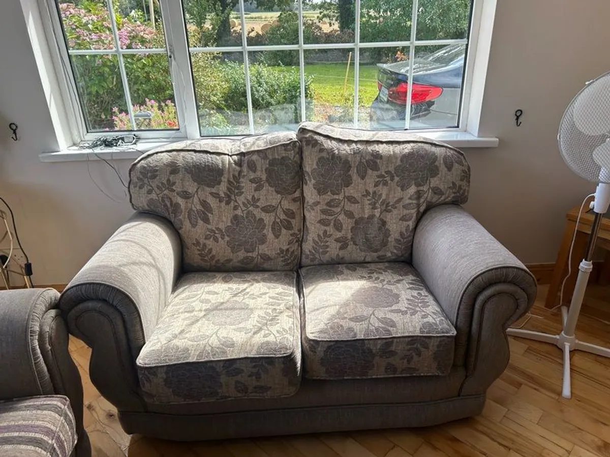 2 seater sofa & 2 arm chairs - Image 1