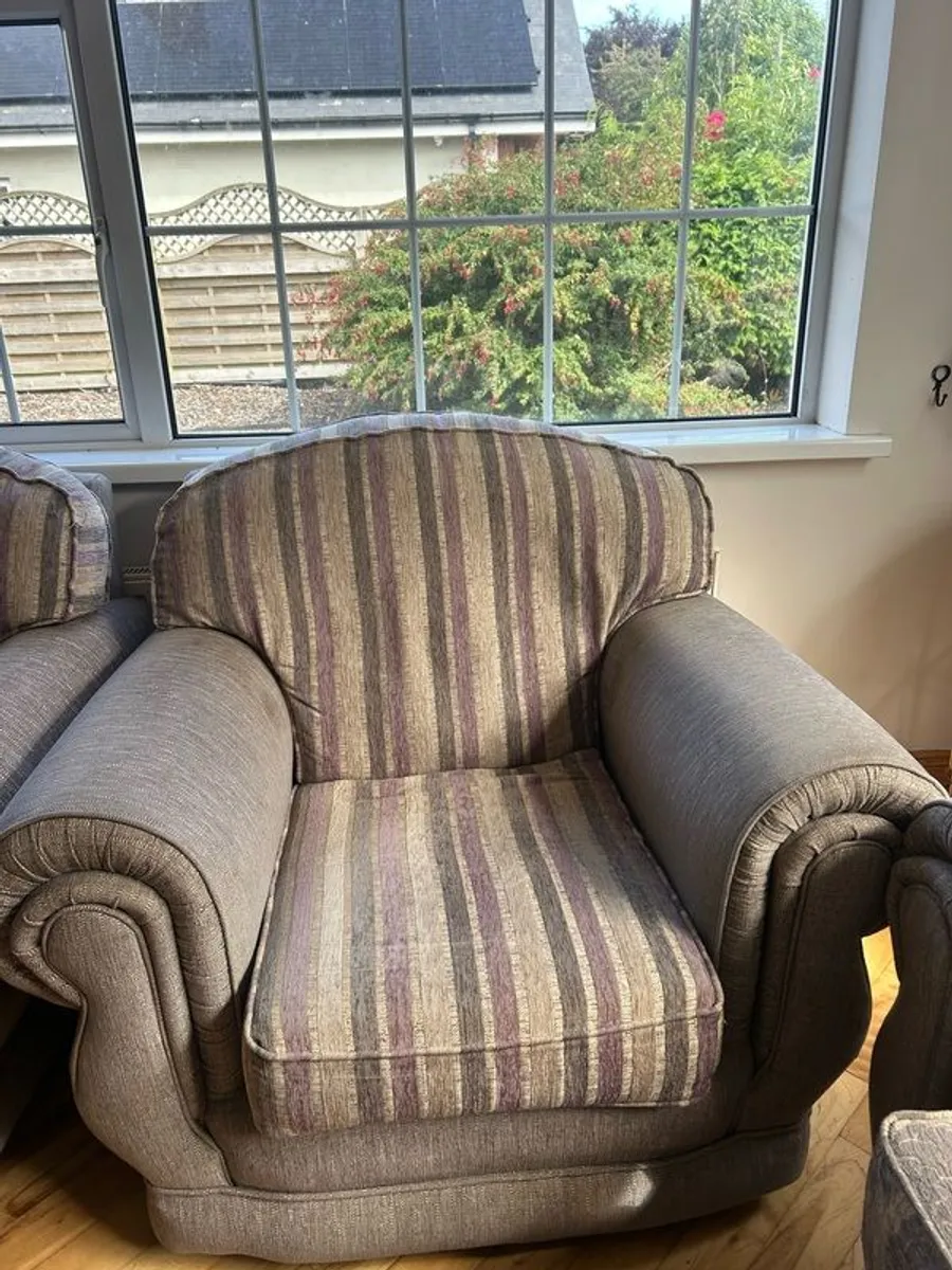 2 seater sofa & 2 arm chairs - Image 2