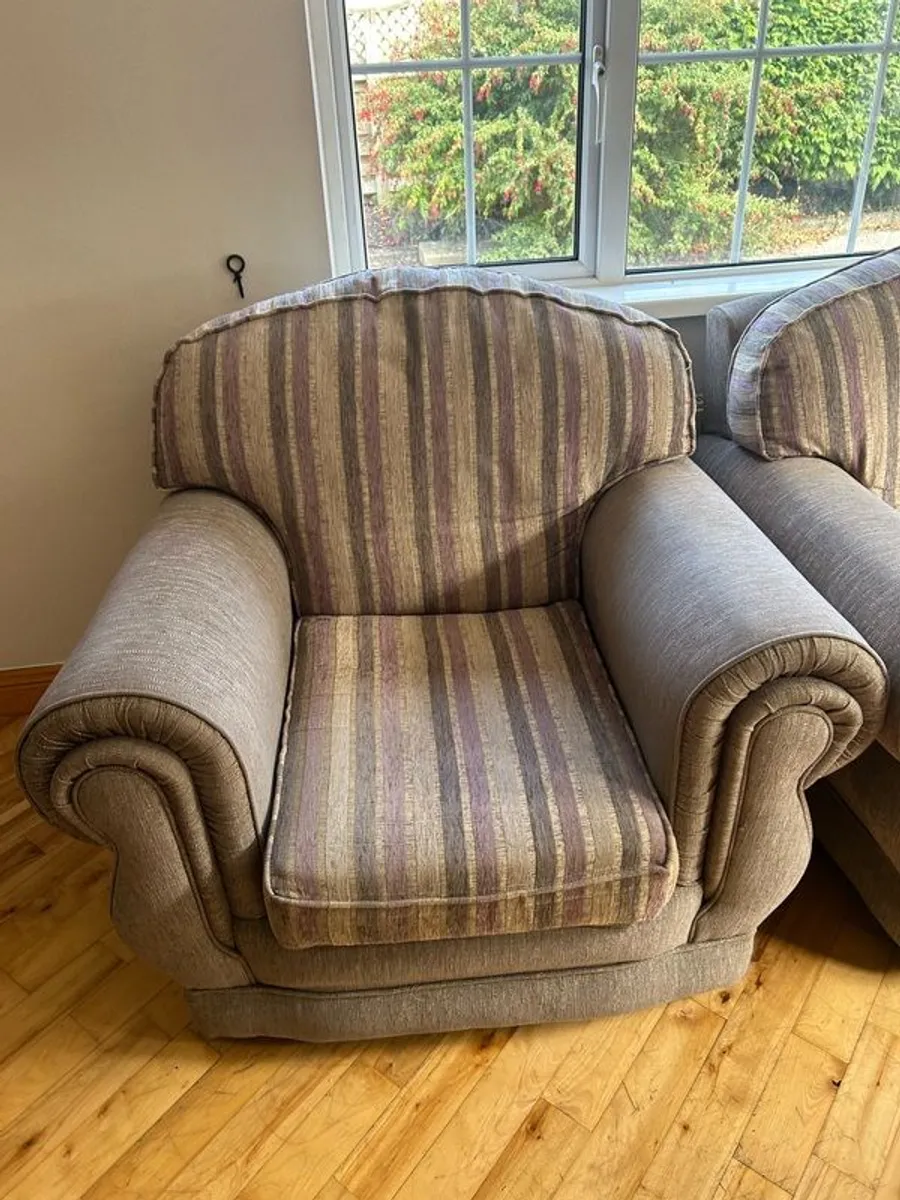 2 seater sofa & 2 arm chairs - Image 3
