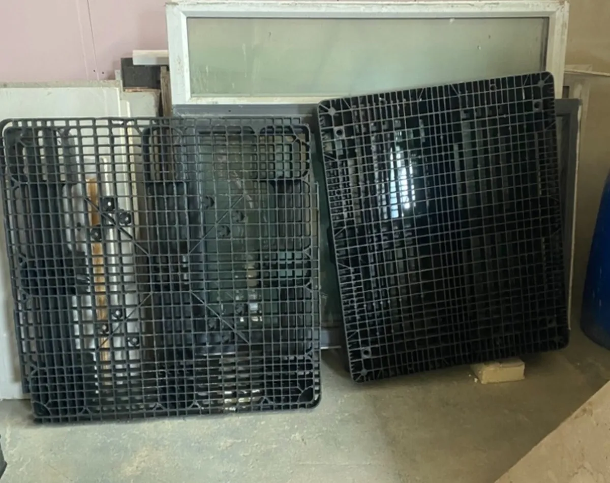 Heavy duty plastic pallets