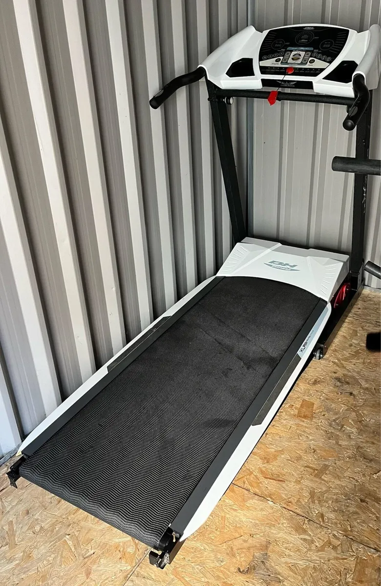Prisma M80 Treadmill 1-22km / 1-15% inline - Image 2