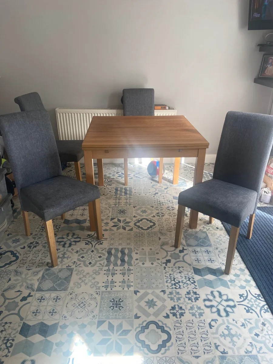 Table and 4 chairs - Image 1