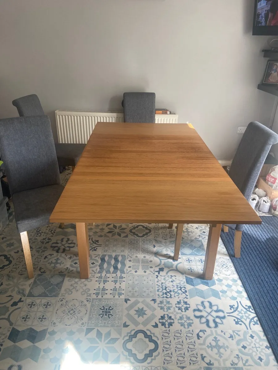 Table and 4 chairs - Image 2