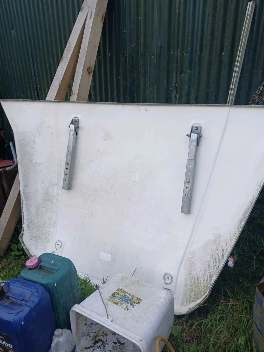 Tail lift, mud guards, wind break - Image 2