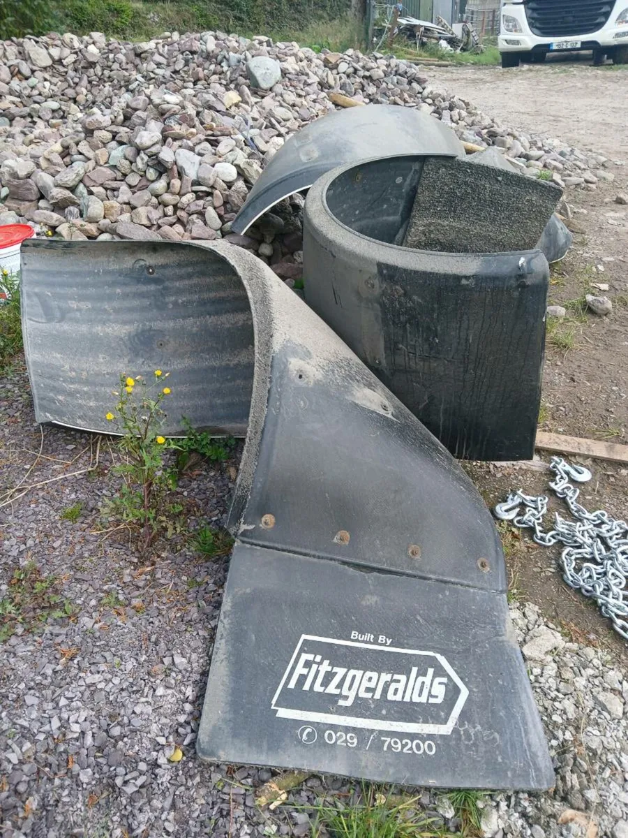 Tail lift, mud guards, wind break - Image 3