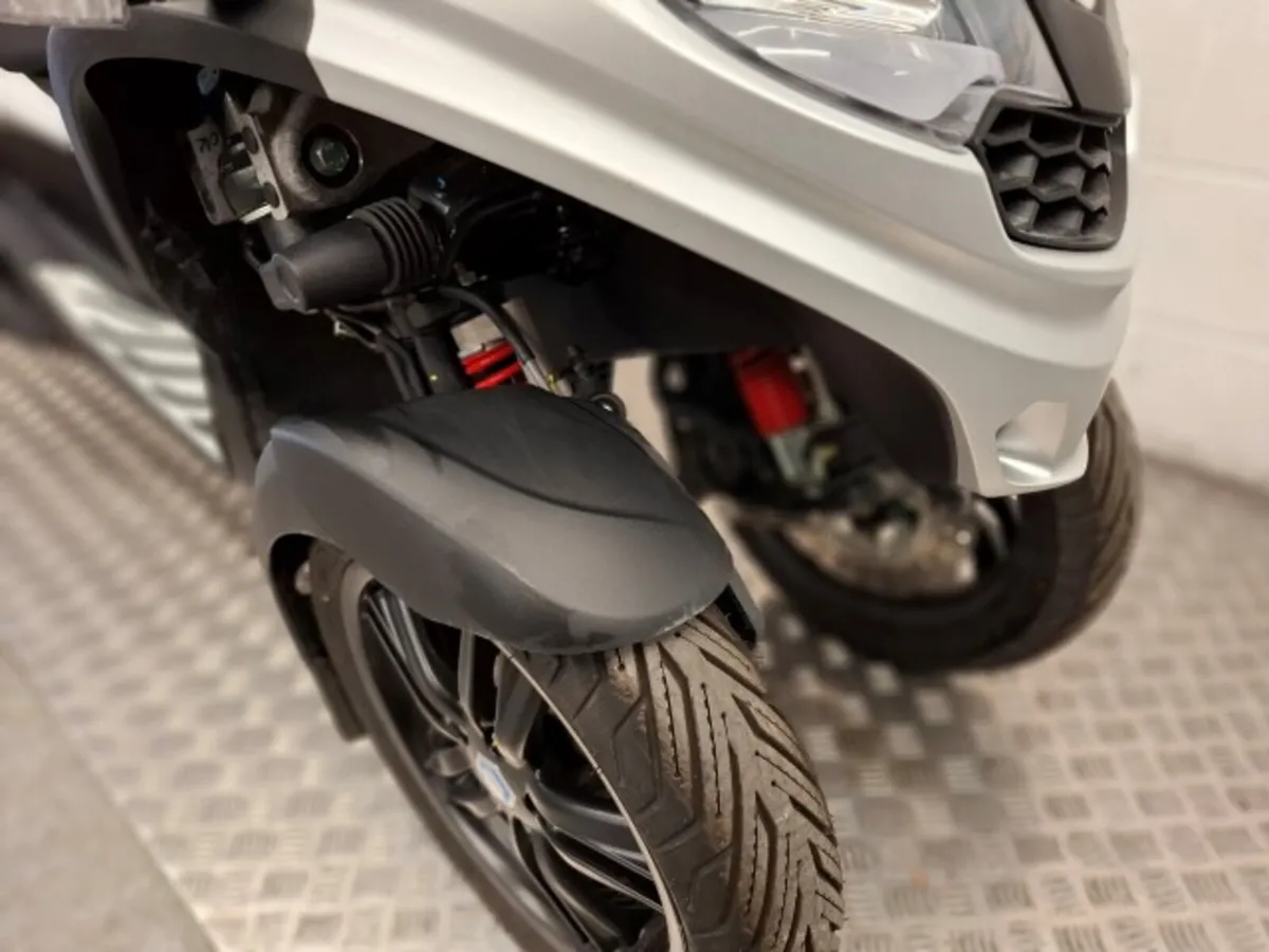 Piaggio MP3 2025 - Image 4