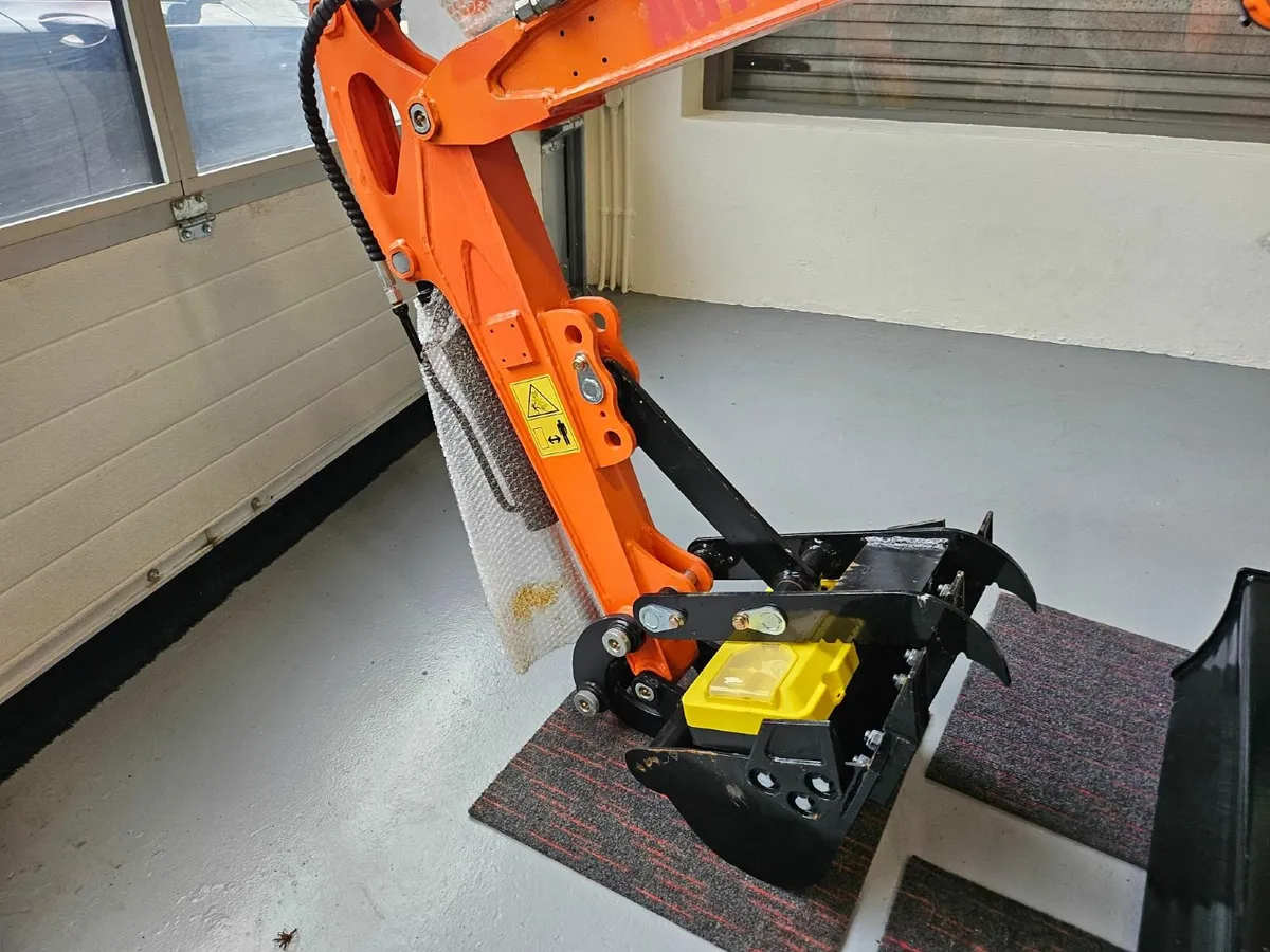 Brand New 2025 AGT QH12R 1 ton petrol mini digger - Image 3