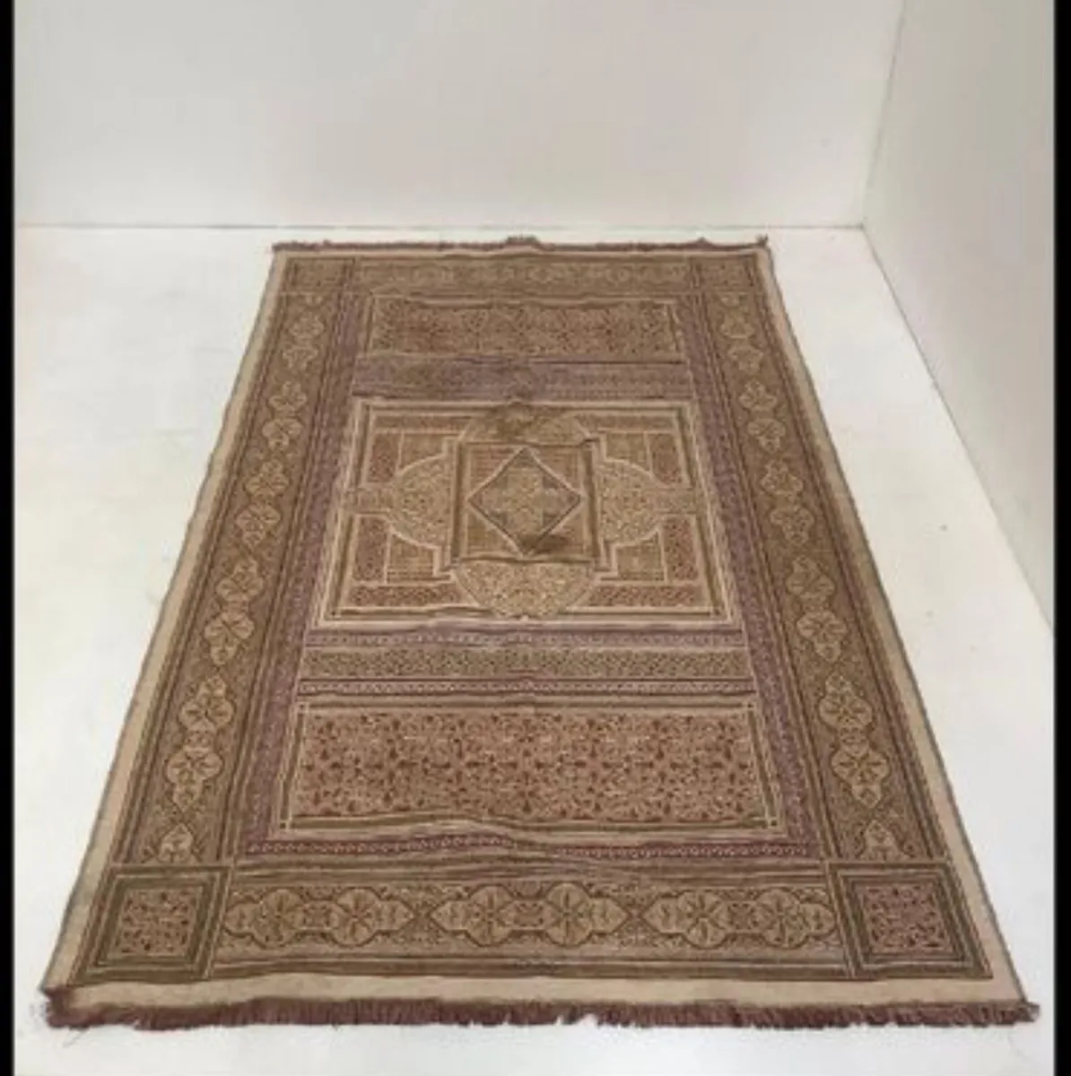 Excellent quality large wool rug 216 cm x 135 cm