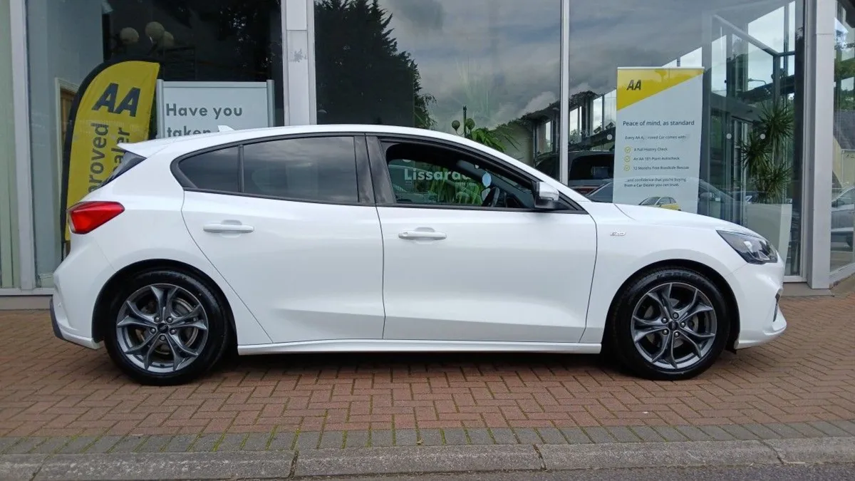 Ford Focus 1.5l Ecoblue 120PS St-line  White  2 O - Image 3