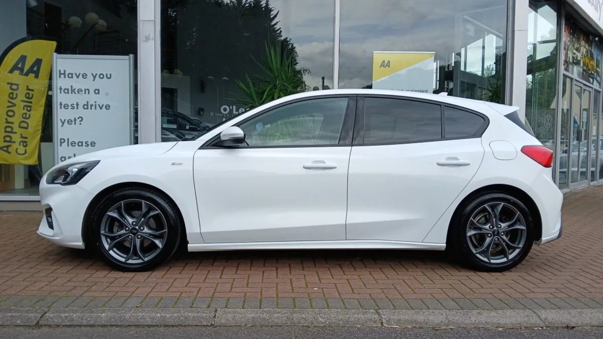 Ford Focus 1.5l Ecoblue 120PS St-line  White  2 O - Image 4