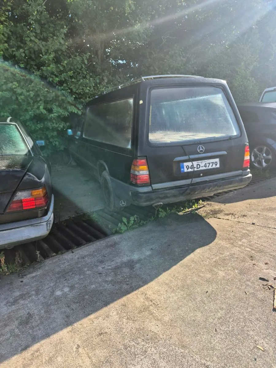 Mercedes 300d - Image 2