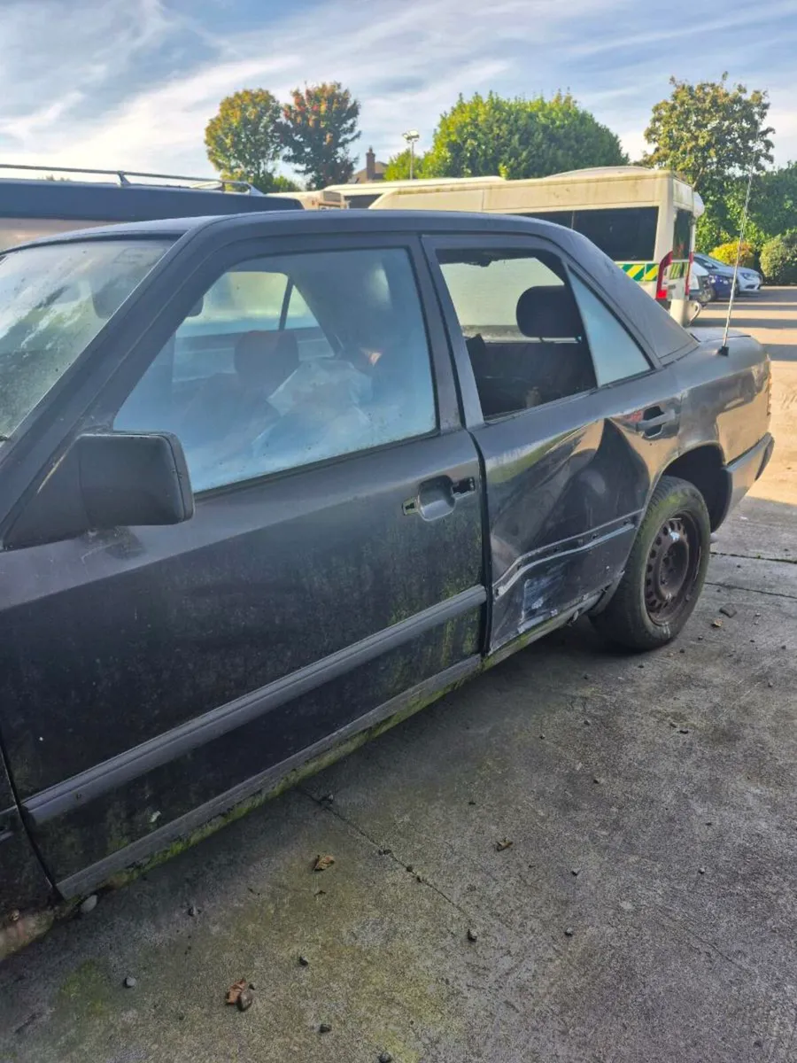 Mercedes 300d - Image 4