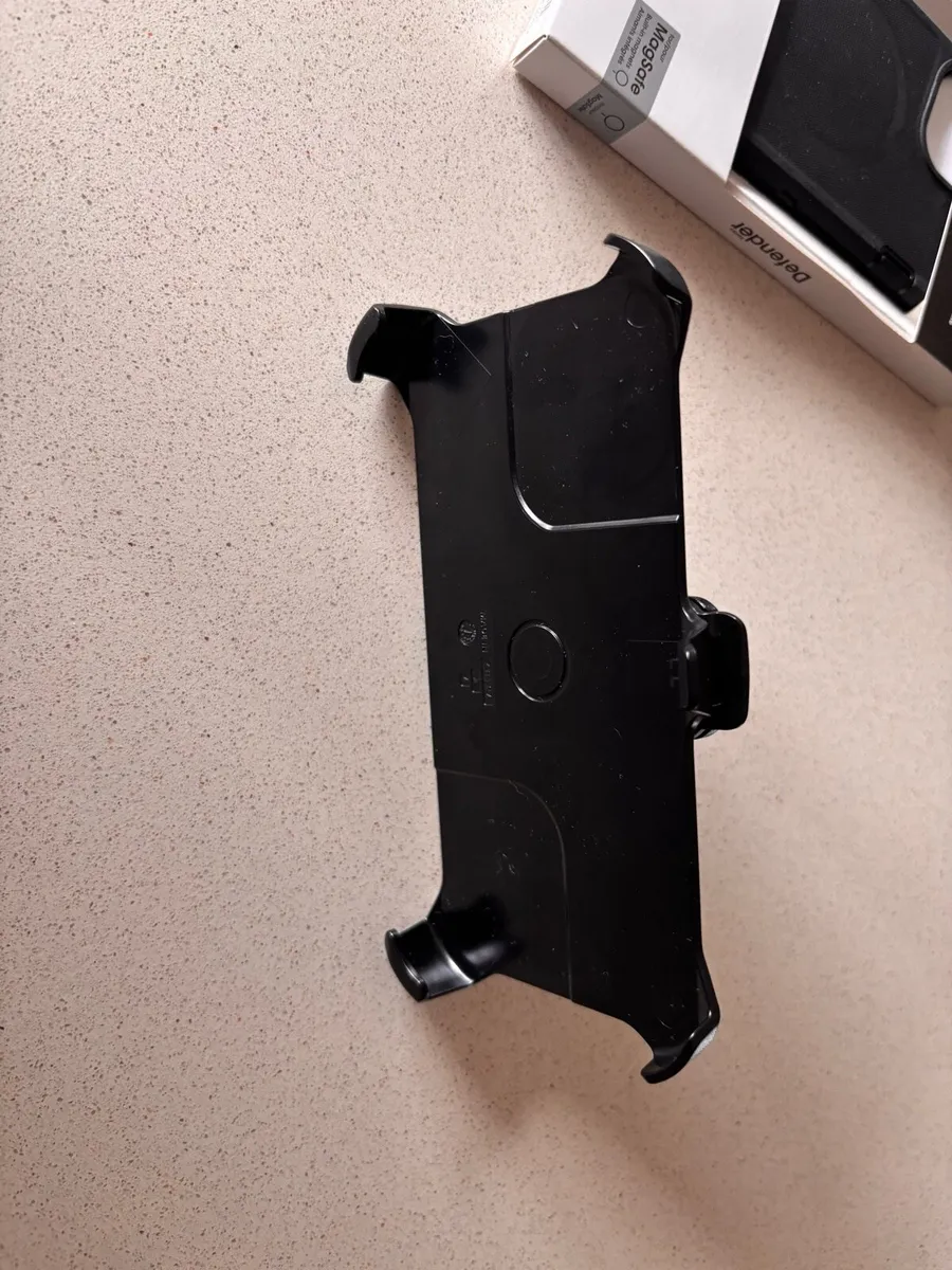 iPhone 16/15/14/13 otterbox defender case - Image 2
