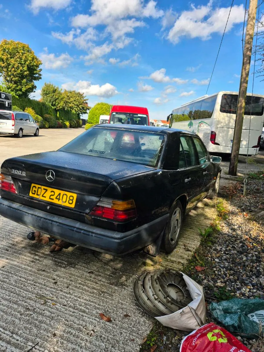 Mercedes 300d manual - Image 1