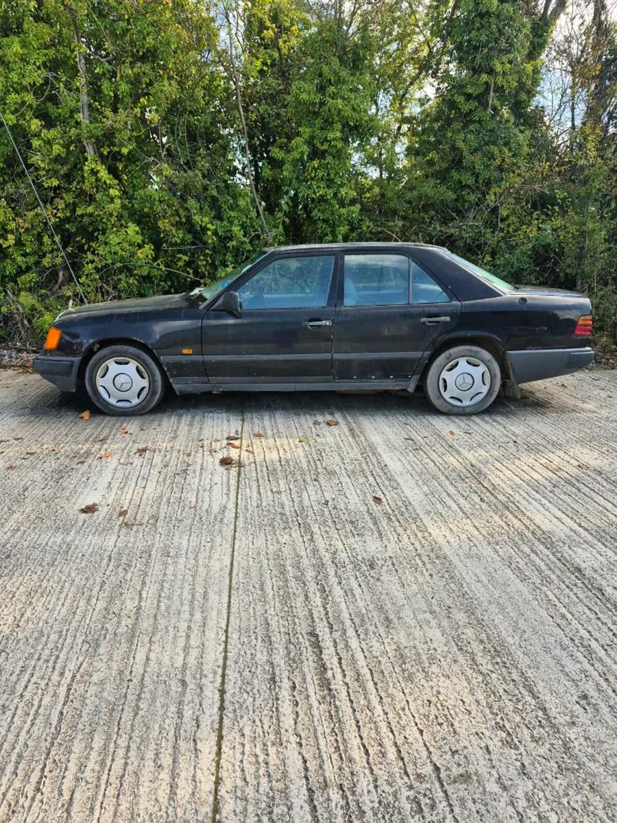 Mercedes 300d manual - Image 3