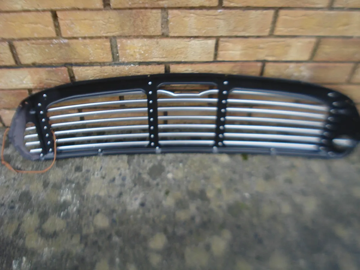 NEW MINI CLASSIC MINI GRILL.USED REAR SIDE WINDOWS - Image 2