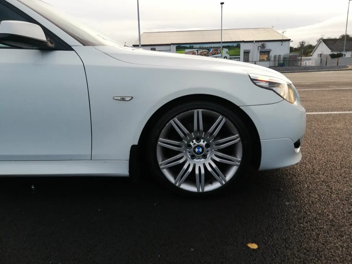 BMW 5-Series 2009 - Image 4