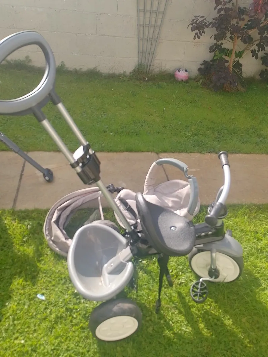 Lights and pram - Image 1