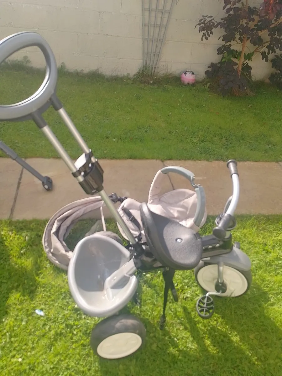 Lights and pram - Image 2