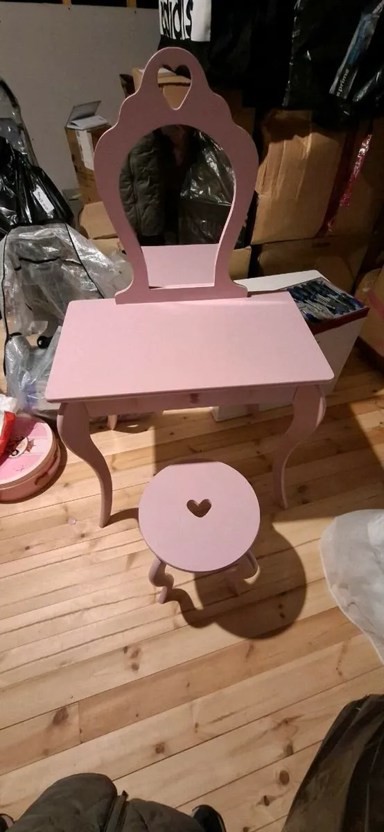 Girls pink makeup table and chair - Image 1