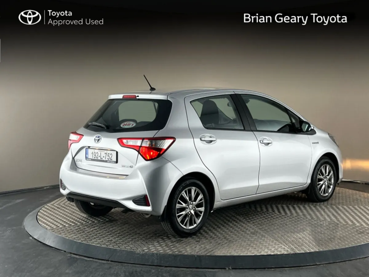 Toyota Yaris HYBRID LUNA - Image 2