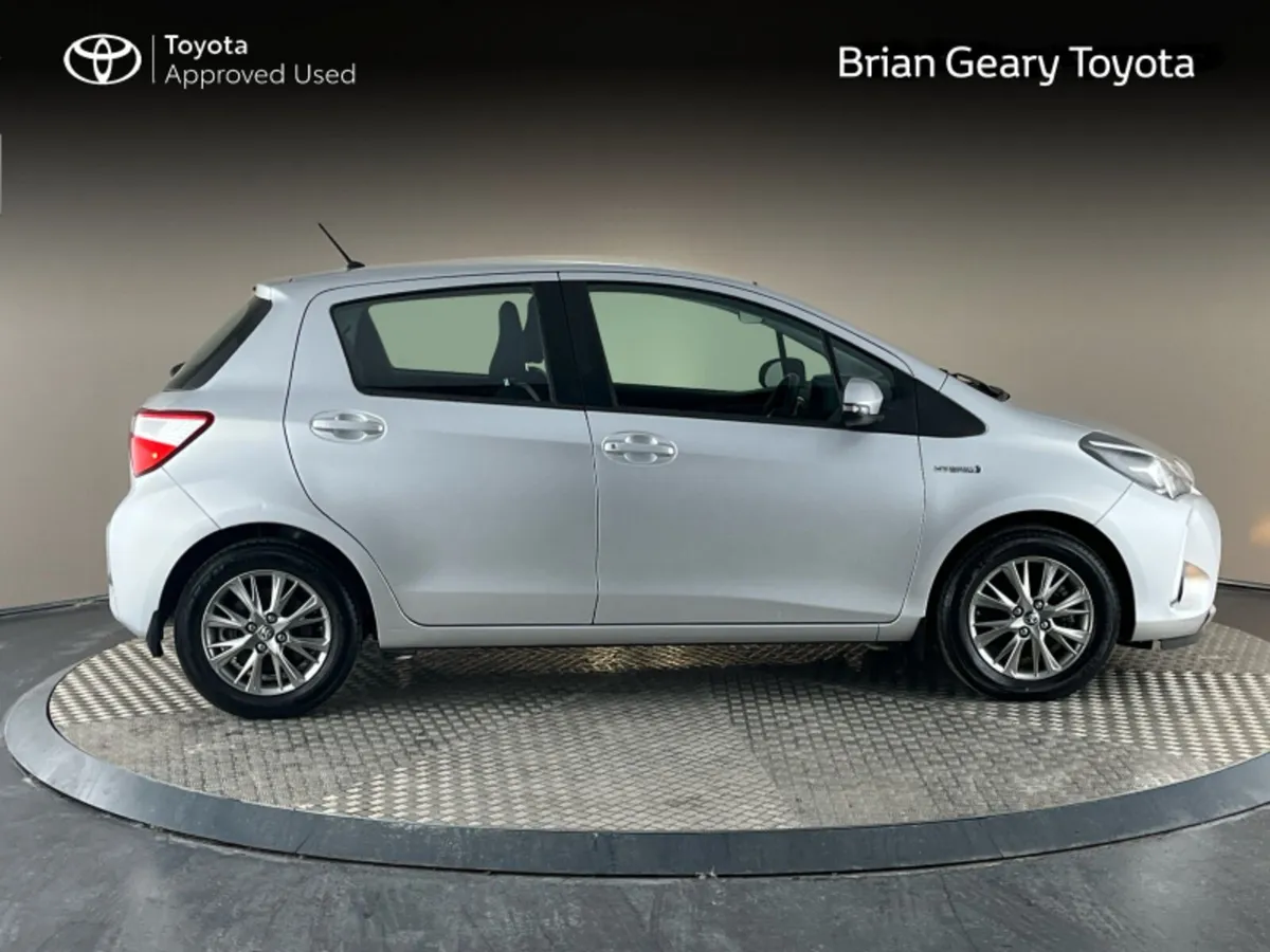 Toyota Yaris HYBRID LUNA - Image 3
