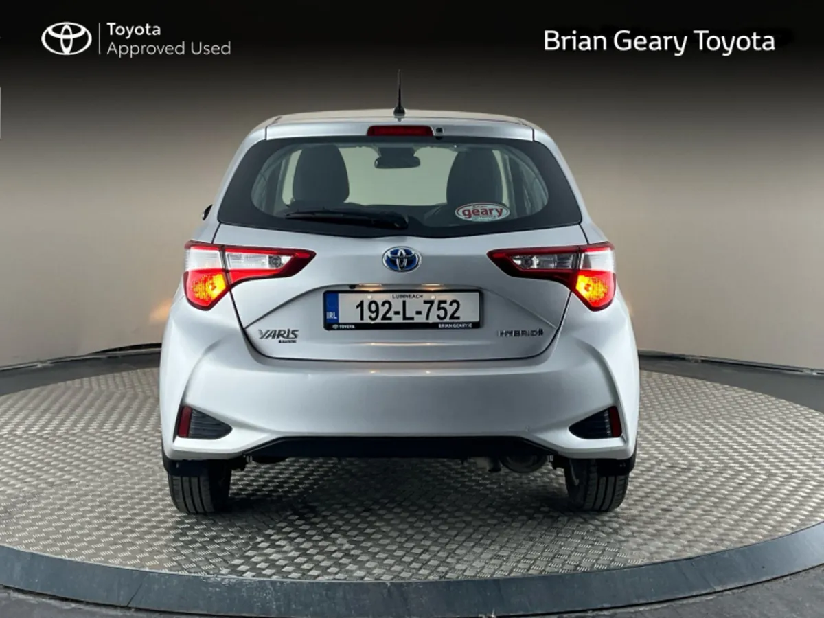 Toyota Yaris HYBRID LUNA - Image 4