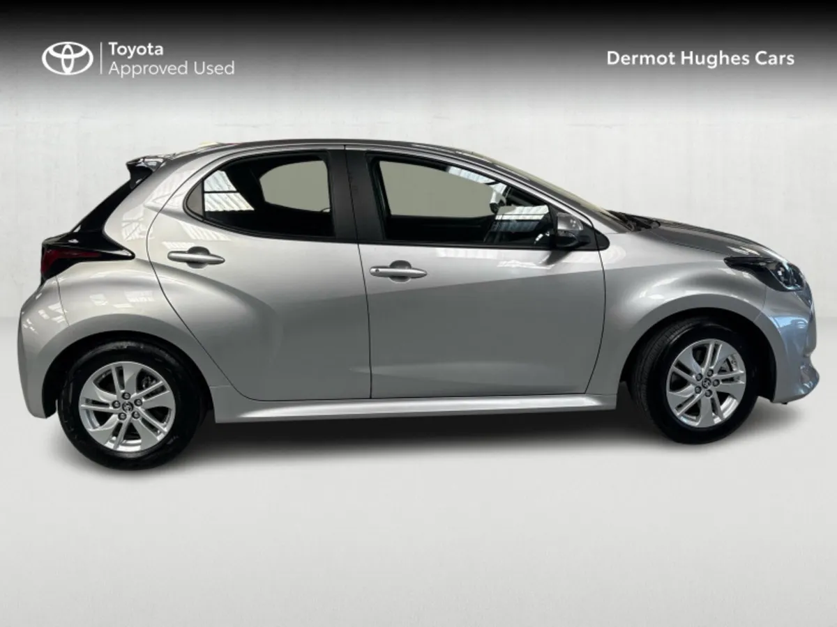 Toyota Yaris 1.5 HYBRID LUNA 4DR - Image 3