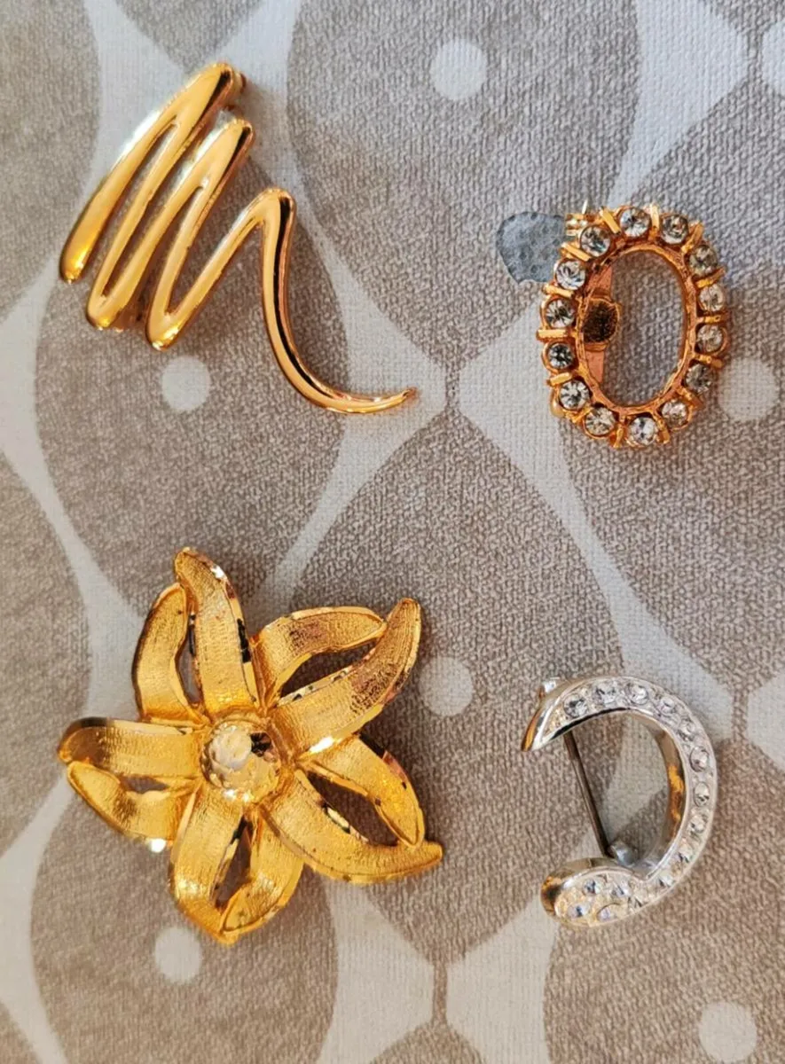 4 brooches - Image 1