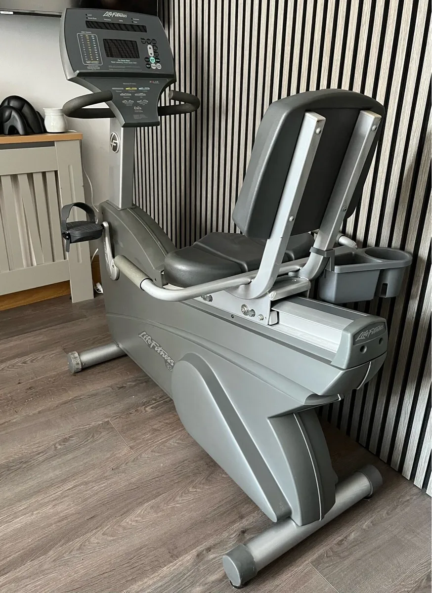 exercise bike // Life fitness recumbent - Image 2