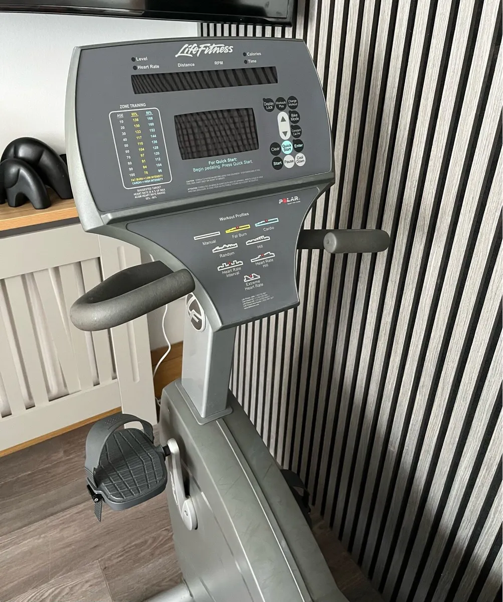 exercise bike // Life fitness recumbent - Image 3