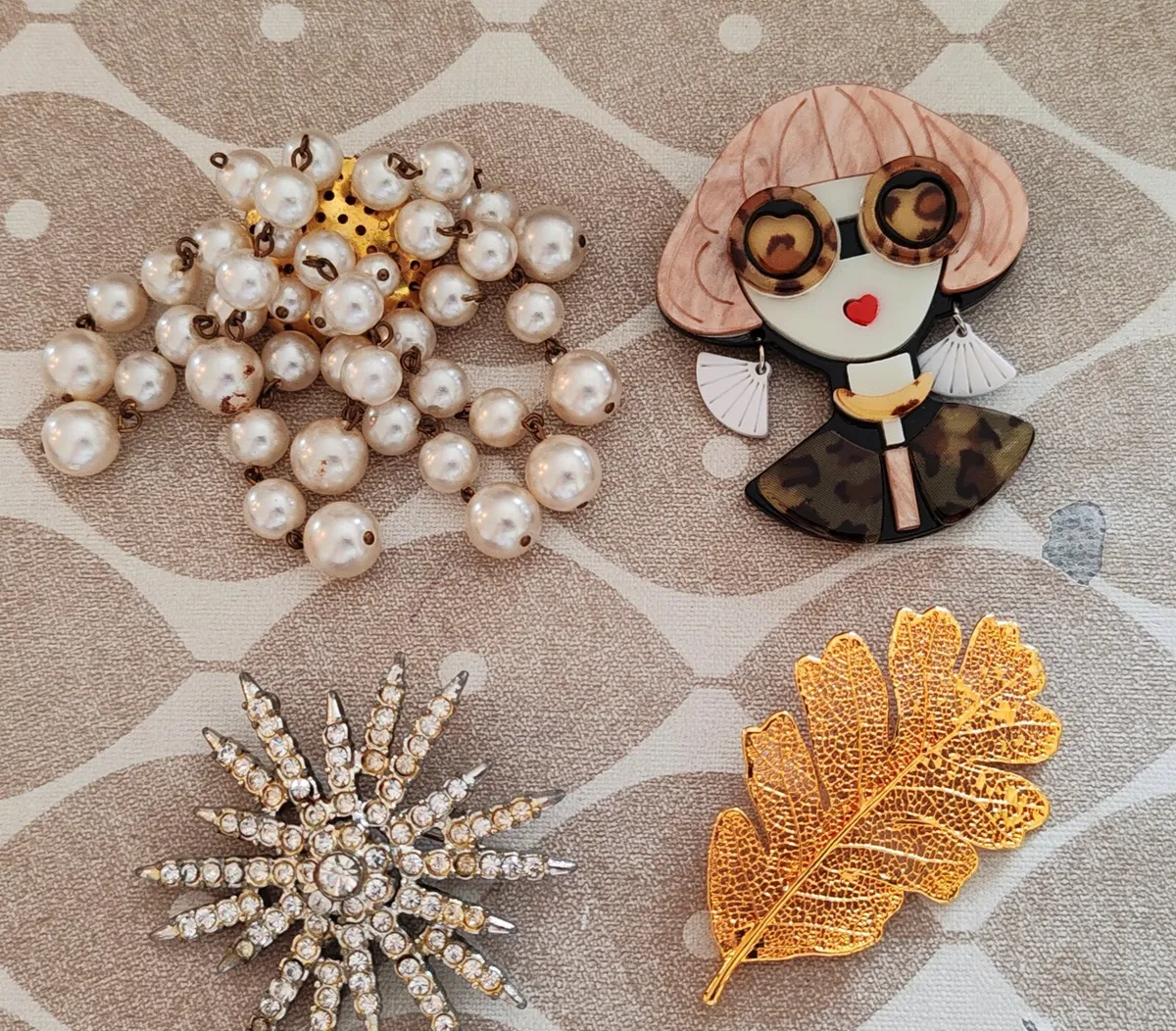 4 brooches - Image 1