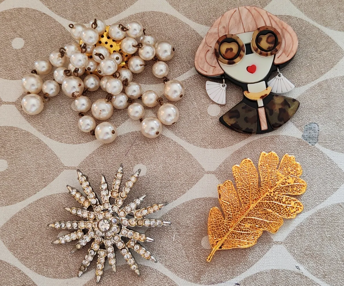 4 brooches - Image 2