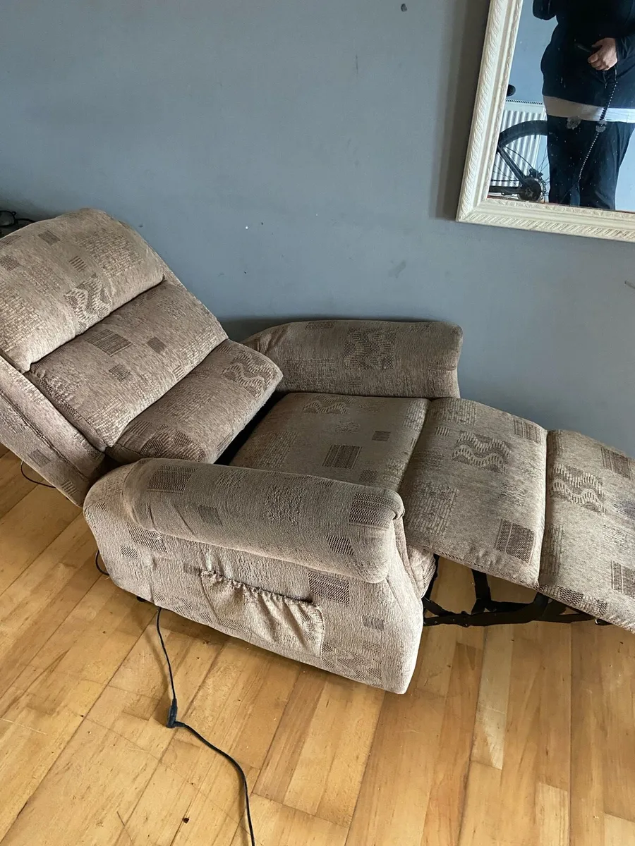 Electric recliner chair - Image 3