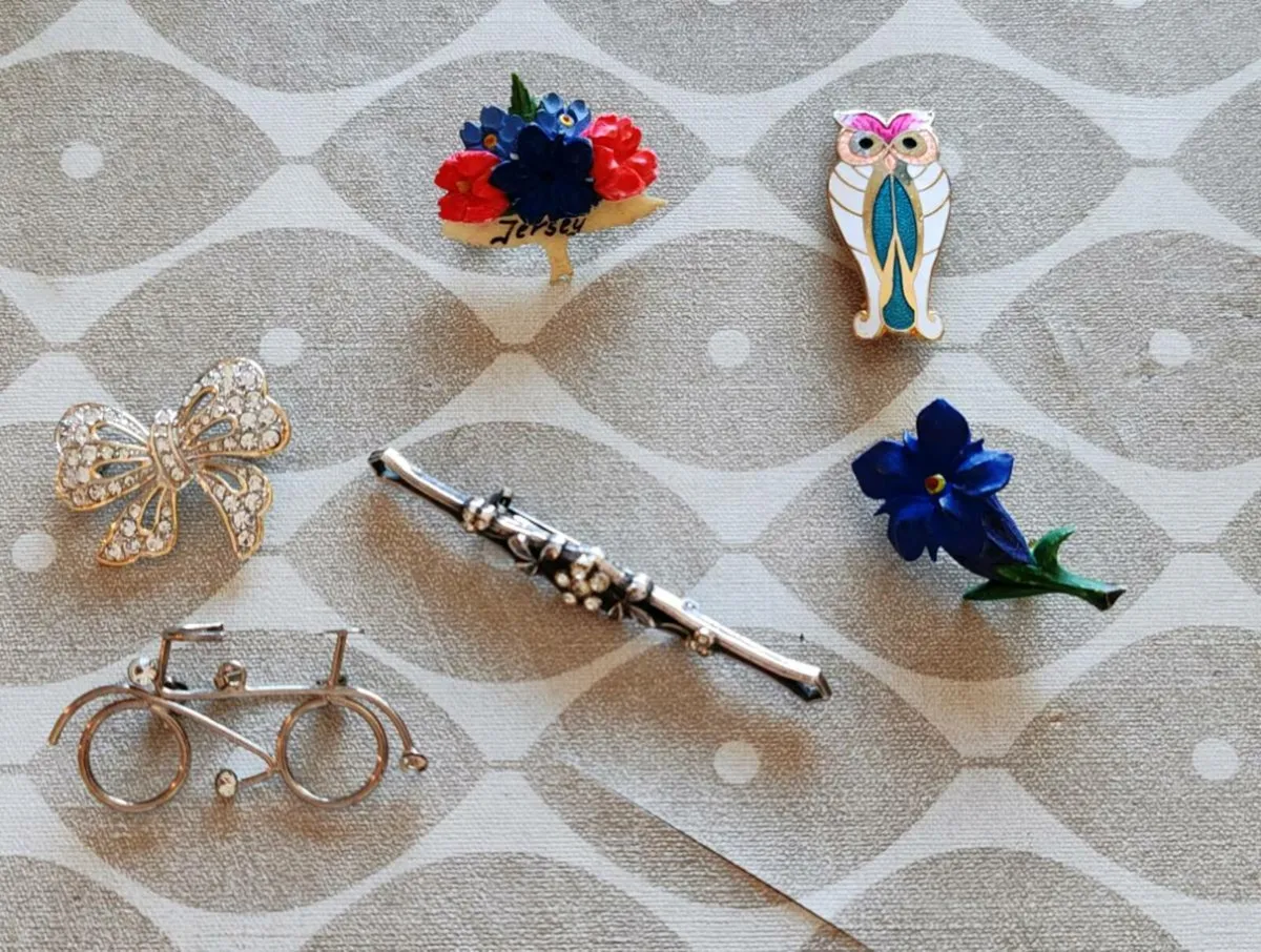 5 brooches - Image 1