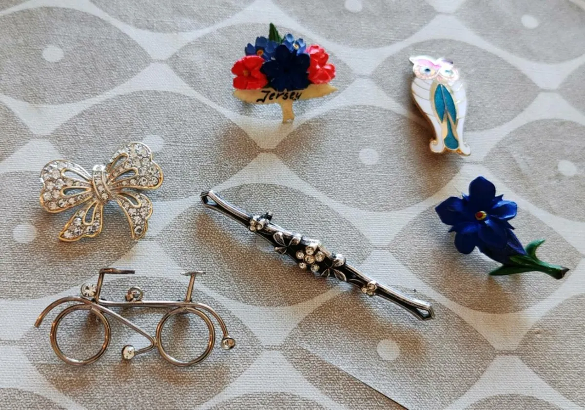5 brooches - Image 2