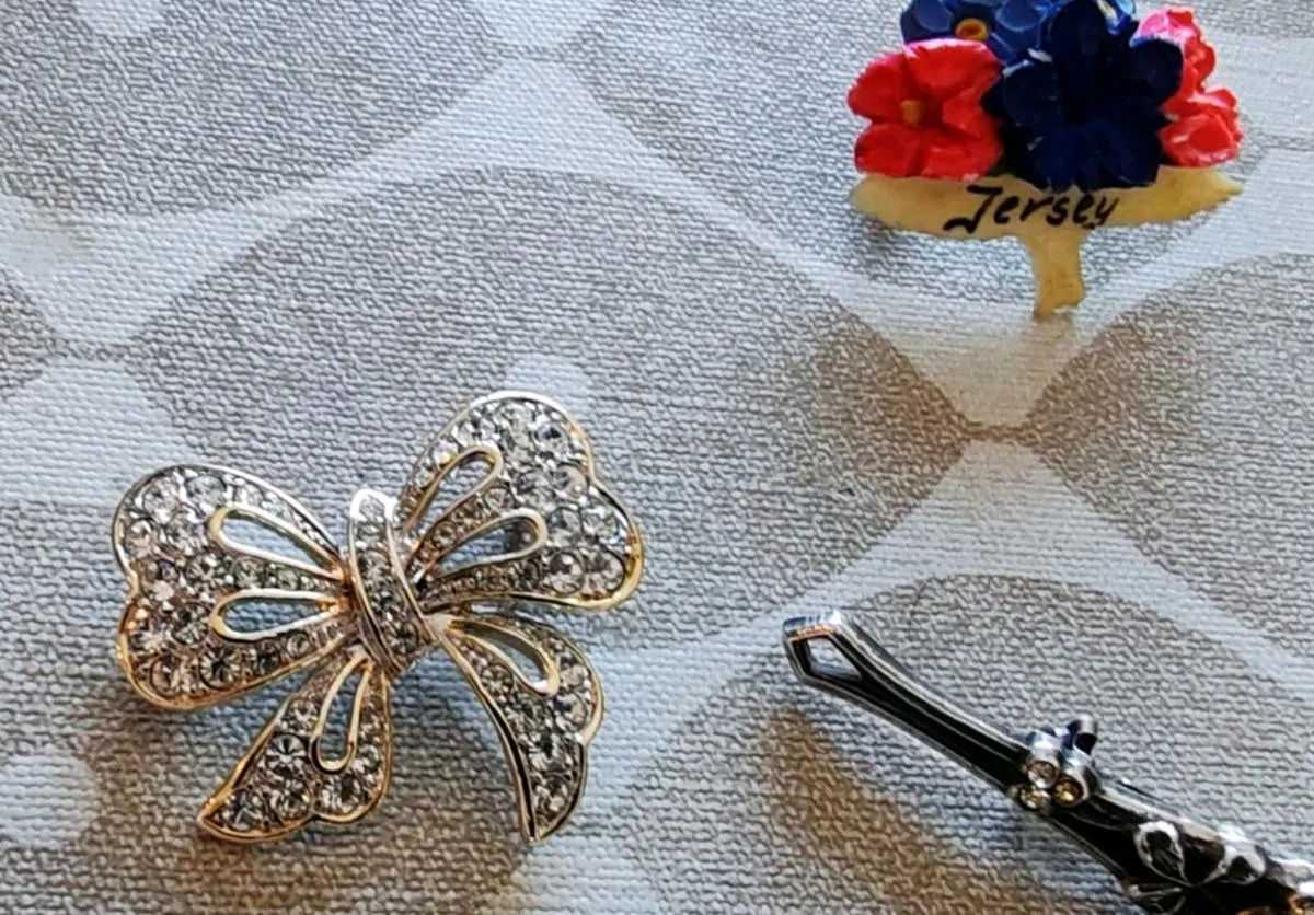 5 brooches - Image 4
