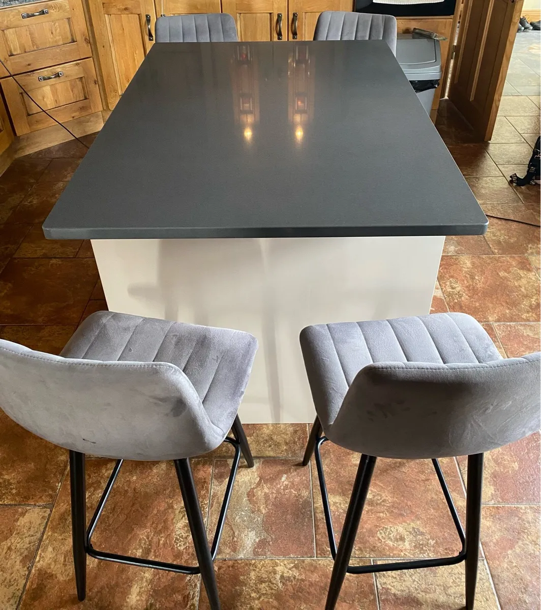 Kitchen island and stools - Image 1