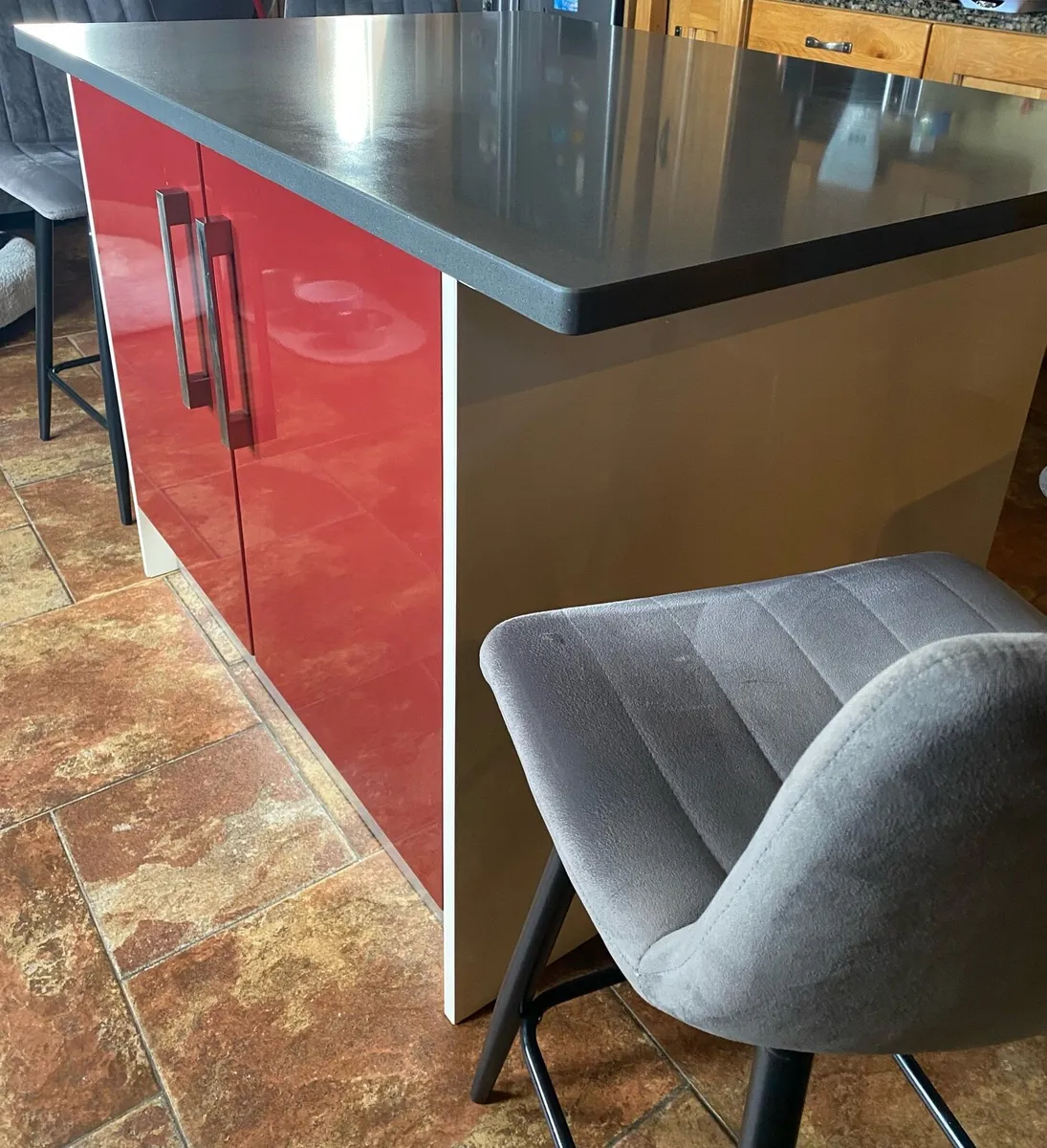 Kitchen island and stools - Image 2